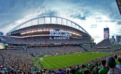 中超联赛第15轮，上海海港主场力克山东泰山，积分榜优势扩大