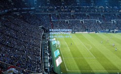 凯恩夫妇巴伐利亚服饰亮相啤酒节 入乡随俗尽显拜仁新核心场外亲和力