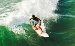 电竞产业蓬勃发展，全球总决赛创收视新高，职业选手年薪破千万