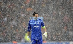 战术博弈中的黄牌插曲，索博斯洛伊过人拖延引争议，红军中场核心再显比赛智慧